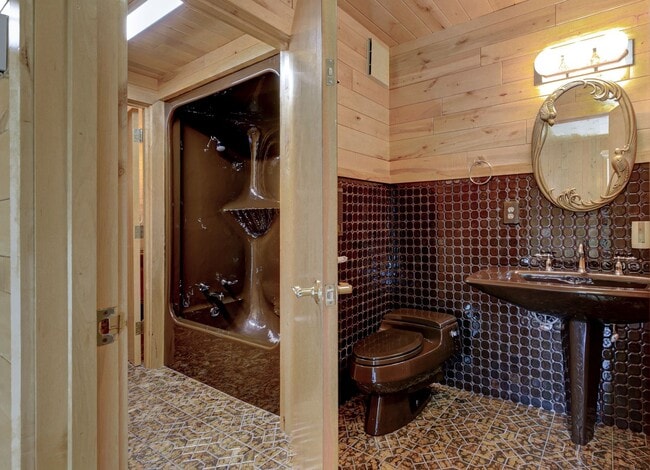 Building Photo - Luxury Riverfront Home