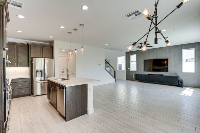 Building Photo - Absolutely Amazing Home in the Southwest! Check it out today!