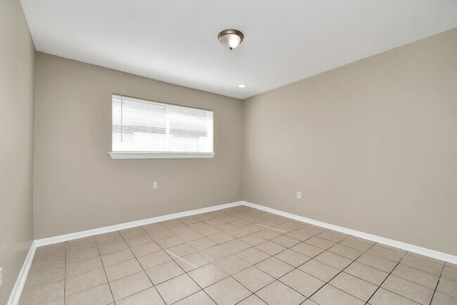 Building Photo - 1736 Crestdale Dr