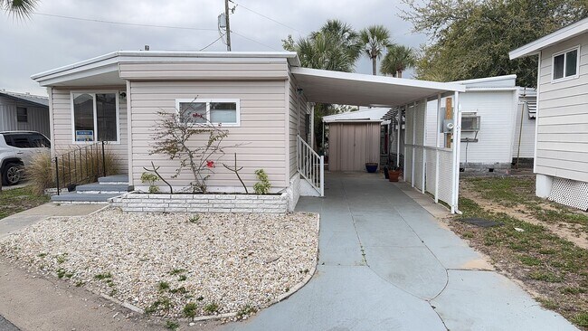 Building Photo - Regency Cove 55+ Gated Community - 2 bedroom won't last long, come See!!