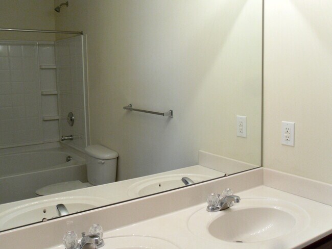 Building Photo - Beautiful 4bd/2.5bth home with an open lay...
