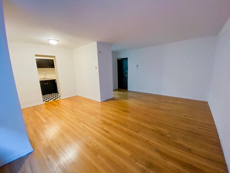 Building Photo - 516 W Melrose