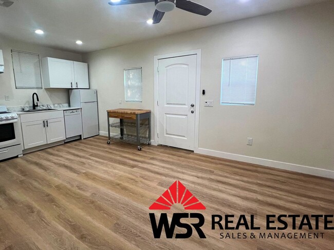 Building Photo - Newly Renovated Rental!