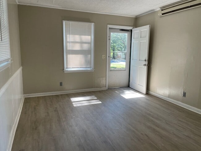 Building Photo - 1392