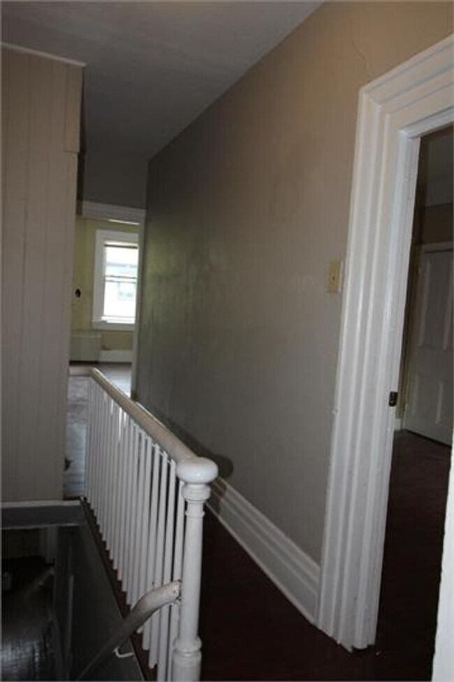 Building Photo - Beautiful Townhome on Quiet Street in the ...