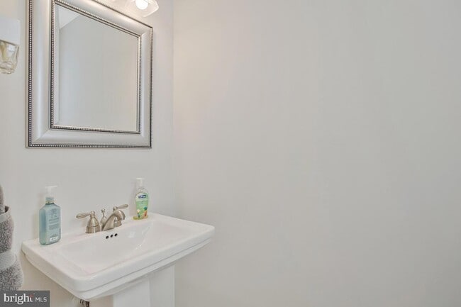Building Photo - 1520 Marlborough Ct