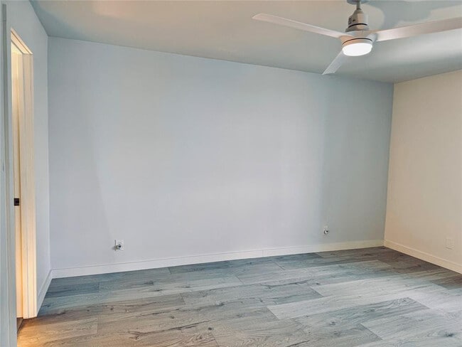 Building Photo - 111 Lake Emerald Dr