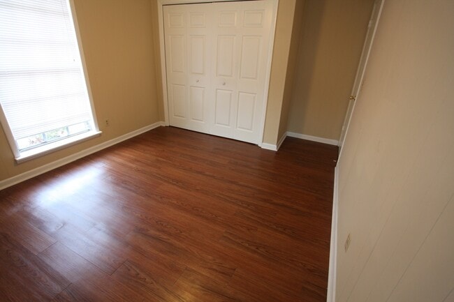 Building Photo - Charming 3BR/1BA Duplex in Convenient Location