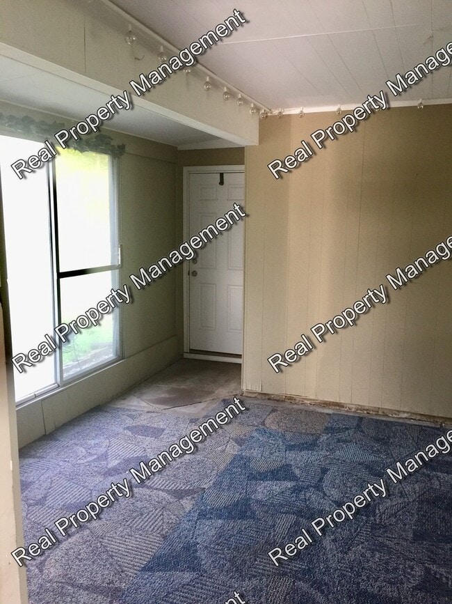 Building Photo - Two Bedroom Duplex