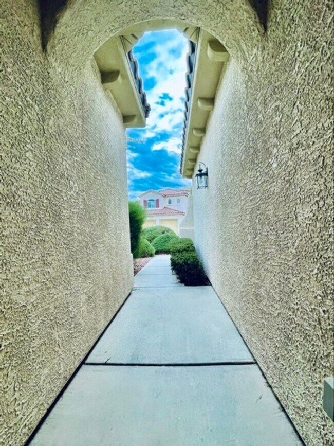 Building Photo - Newly Updated Single-Story in Southern Highlands