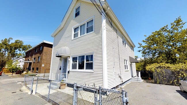 Building Photo - 18 Murdock St