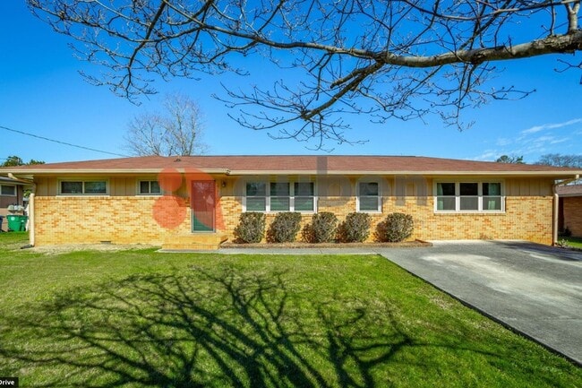 Primary Photo - Updated 3 bed 2 bath in East Ridge! Fenced...
