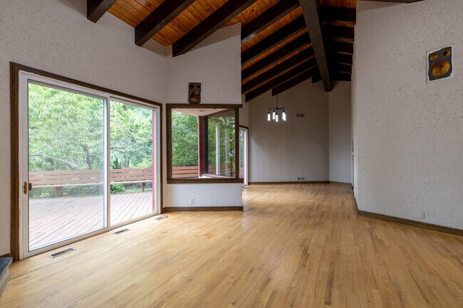 Building Photo - 1240 E Donges Ct