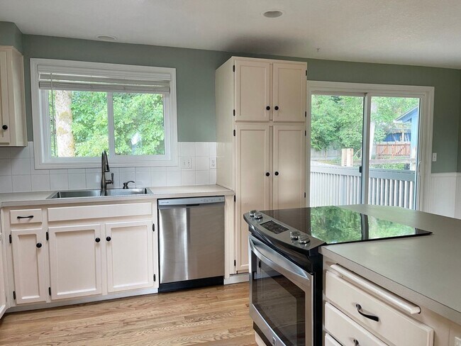 Building Photo - SPACIOUS 4 Bed/3 Full Bath Home in West Linn