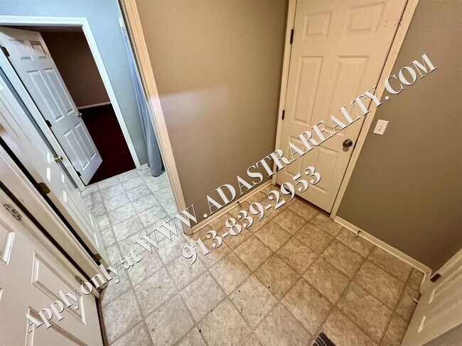 Building Photo - Beautiful 4 Bed Townhome in Gardner-Coming...