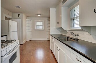 Building Photo - Well Maintained 2 Bedroom House