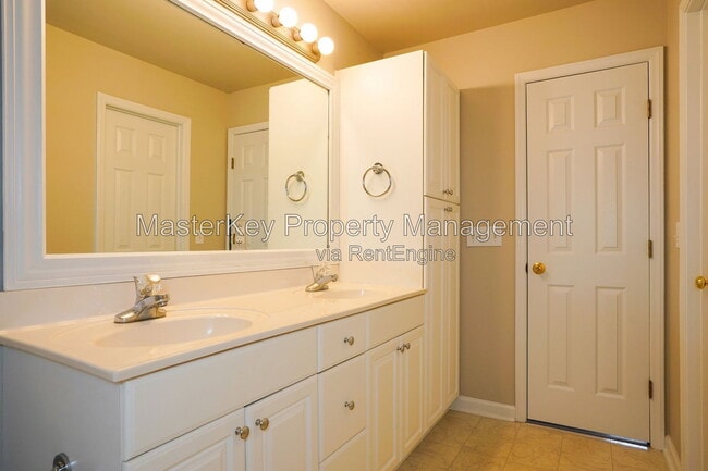 Building Photo - 1008 Knighthood Ln