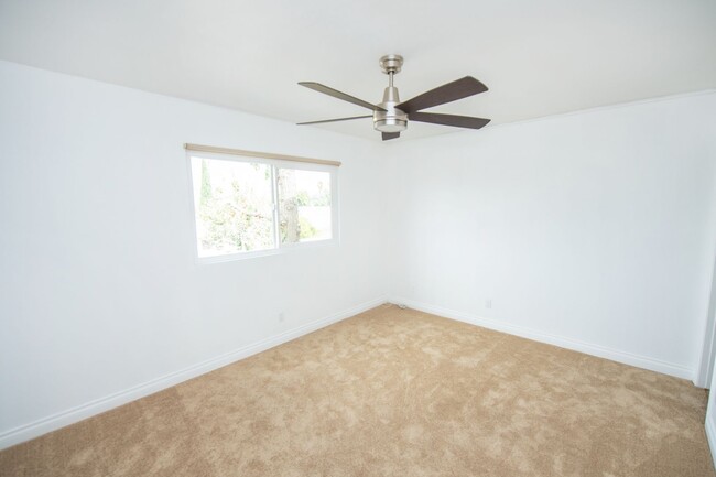 Building Photo - 2BR/1.5BA Condo! 2 parking spaces