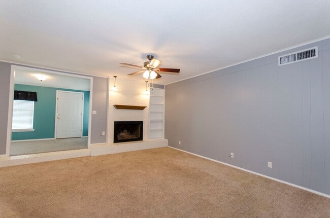 Building Photo - Super cute 3 bedroom, 2 bath home in the s...