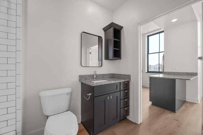 Building Photo - 301 N Mulberry St