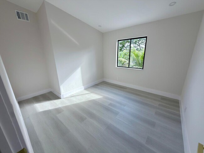 Building Photo - 46 Tara Lakes Dr E