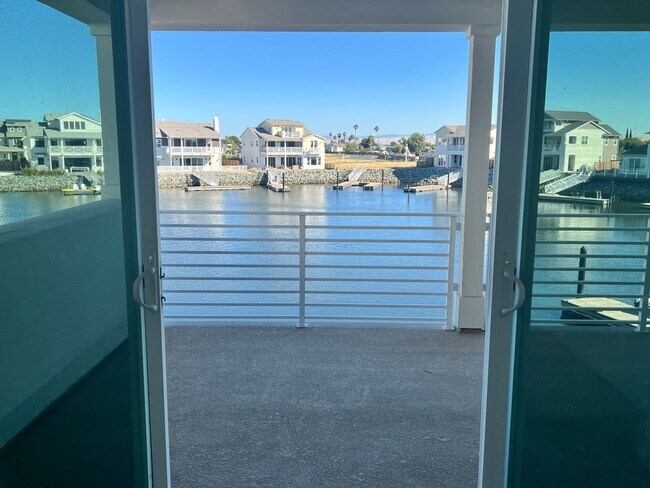 Building Photo - Waterfront Beauty