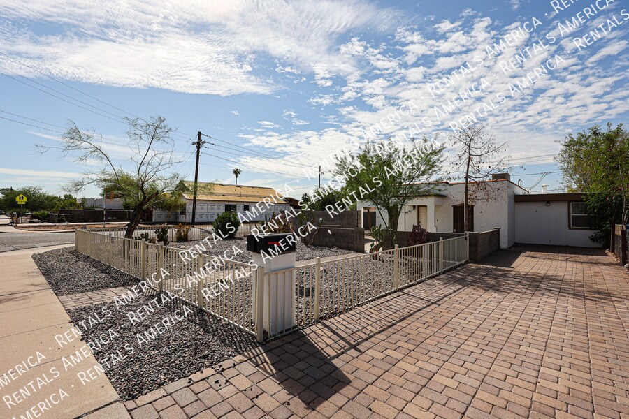 Building Photo - 2047 E Virginia Ave