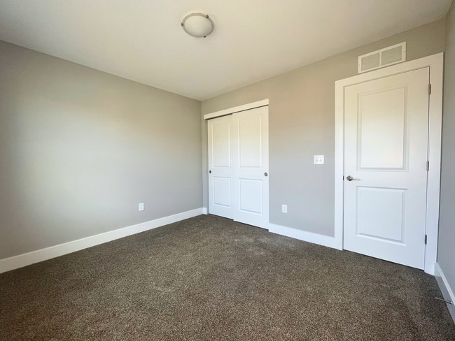 Building Photo - Beautiful 3 Bedroom Townhome in Delmont, P...
