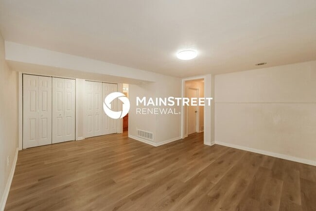 Building Photo - 3 Bedroom Pet-Friendly Home in Independence, MO with Main Street Renewal