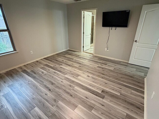 Building Photo - 6118 Fraile Dr