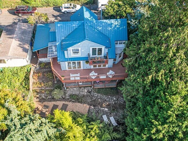 Building Photo - Breathtaking Elliott Bay Views & Sunset Serenity—Steps to Alki Beach!