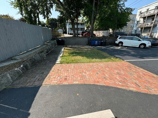 Building Photo - 86 R Endicott St