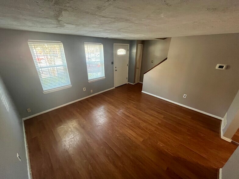 Living Room - 1012 N Central Ave
