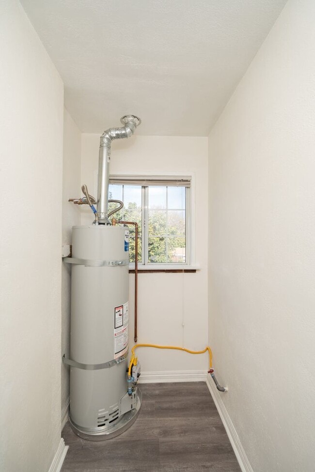 Building Photo - COZY 2 BED 1 BATH UPSTAIRS UNIT