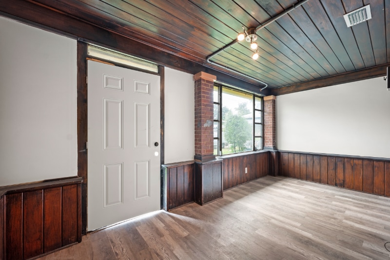 Building Photo - 1025 W 25th St