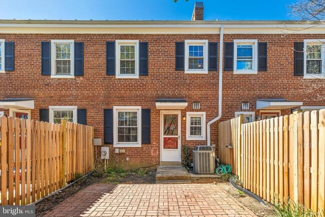 Building Photo - 3011 S Buchanan St