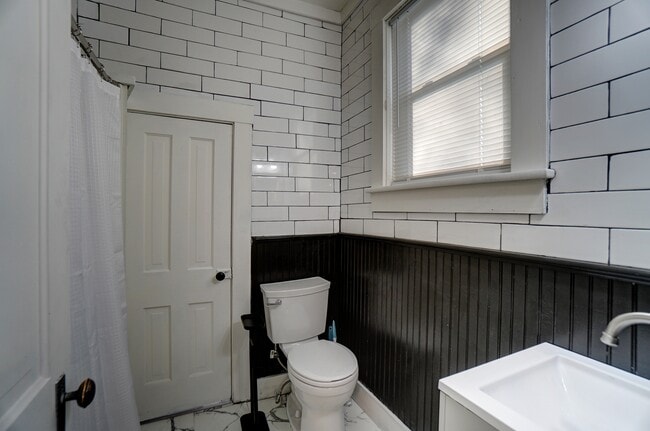 Building Photo - 1117 W High St