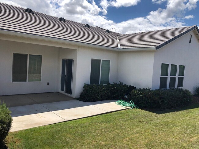 Building Photo - Southwest Bakersfield