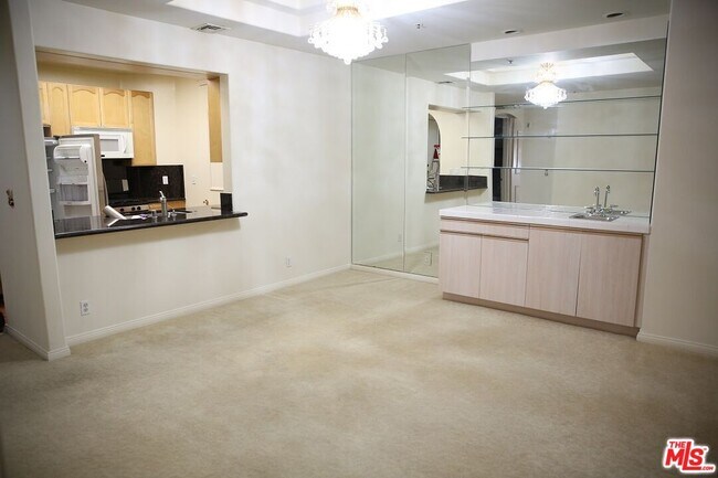 Building Photo - 4830 Elmwood Ave