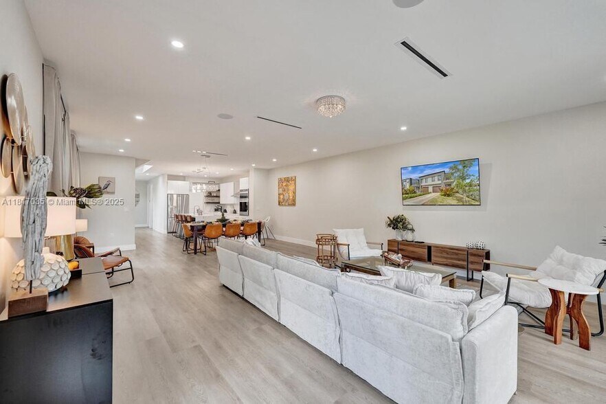 Building Photo - 1101 NE 16th Ter