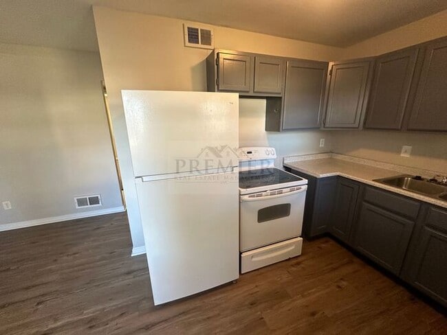 Building Photo - 6111 E 153rd St #B, Grandview, MO 64030 2B 1B - rent $895 / Move in ready/