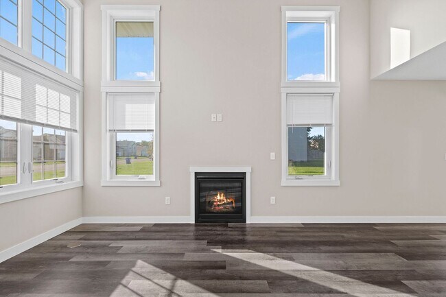 Building Photo - 521 Meadow Ln
