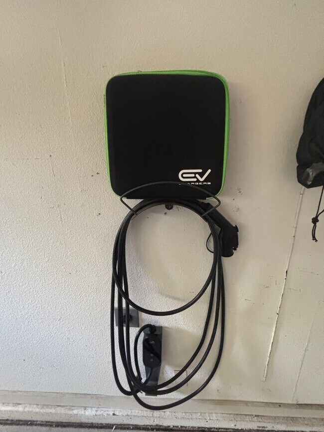 Building Photo - Large Single Level 2 Bedroom 2 Bathroom wi...