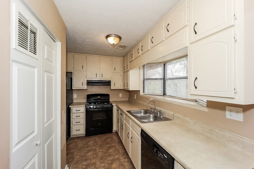 Building Photo - 8194 Canyon Forge Dr