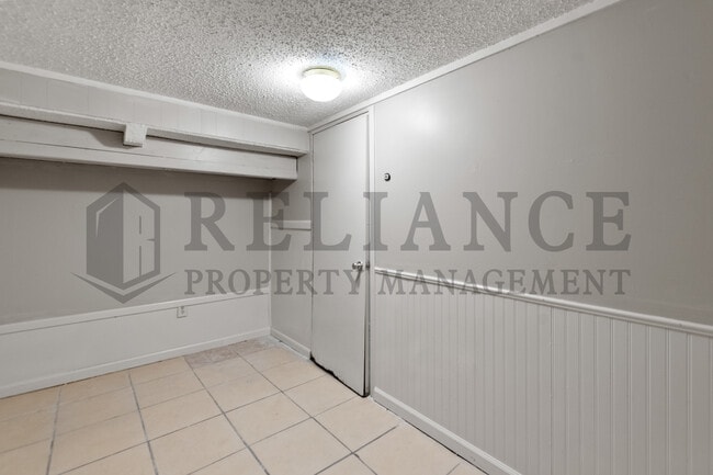 Building Photo - 804 N Battin St
