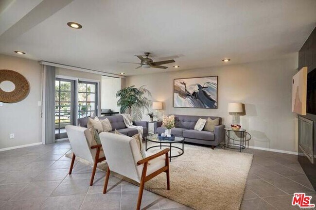 Building Photo - 2552 Navarra Dr