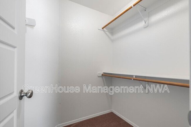 Building Photo - 820 Baker St NW