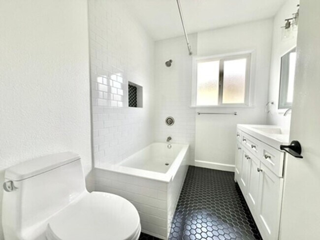 Building Photo - 3 bedroom  2 bathroom