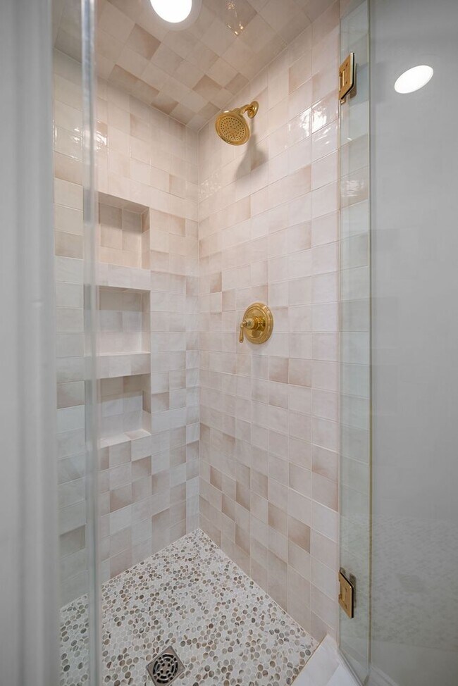 Building Photo - Newly Renovated Condo in The Westende with...