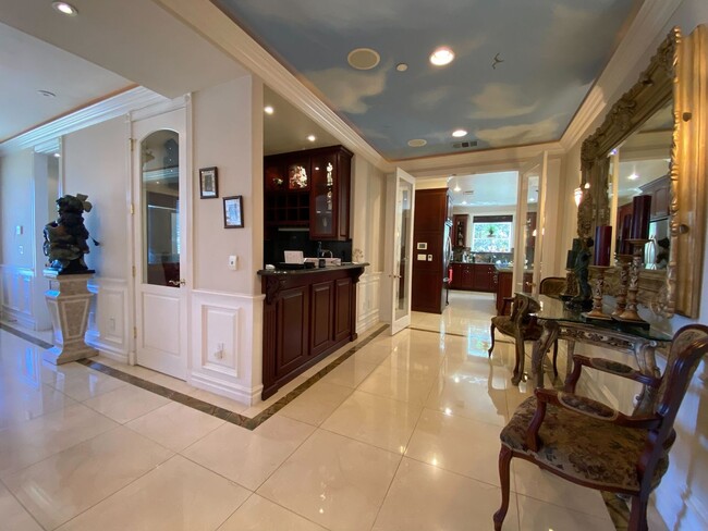 Building Photo - Gorgeous, Luxury and Furnished 3 bed 3 bat...